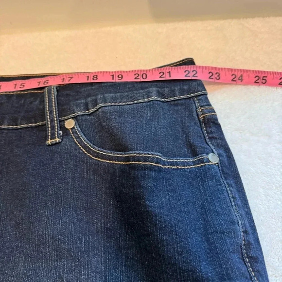 Torrid cuffed blue jean denim shorts size 22- 5 pocket design - Picture 10 of 13